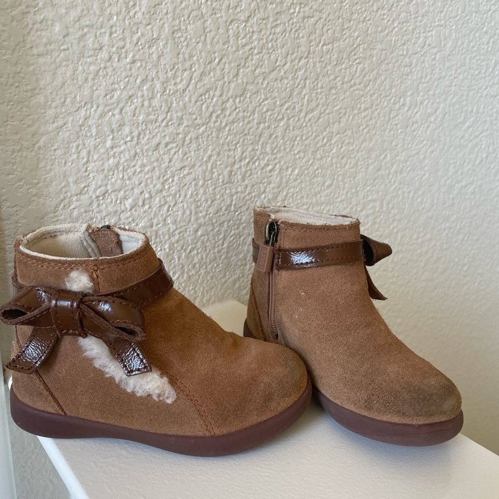 Ugg kids toddler size 7